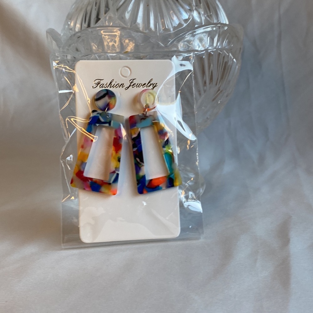 Unique pattern acrylic earring - Picture 4 of 4